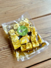 paneer owczy w ziołowej marynacie z nierafinowanego oleju rzepakowego, gotowy na patelnię lub grilla, idealny na szaszłyki, do szakszuki lub masali