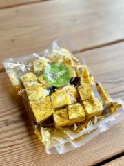 paneer owczy w ziołowej marynacie z nierafinowanego oleju rzepakowego, gotowy na patelnię lub grilla, idealny na szaszłyki, do szakszuki lub masali