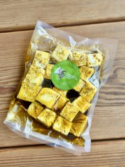 paneer owczy w ziołowej marynacie z nierafinowanego oleju rzepakowego, gotowy na patelnię lub grilla, idealny na szaszłyki, do szakszuki lub masali