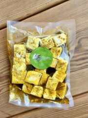 paneer owczy w ziołowej marynacie z nierafinowanego oleju rzepakowego, gotowy na patelnię lub grilla, idealny na szaszłyki, do szakszuki lub masali